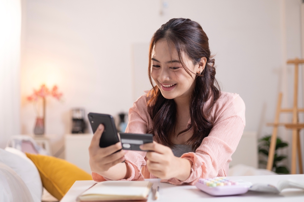 หญิงสาวเช็กประวัติเครดิตบูโรของตนเอง ก่อนกู้ซื้อคอนโด