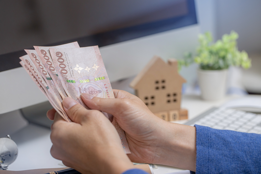 หญิงสาวเตรียมเงินก้อนสำหรับเงินจองและเงินดาวน์ ก่อนกู้ซื้อคอนโด