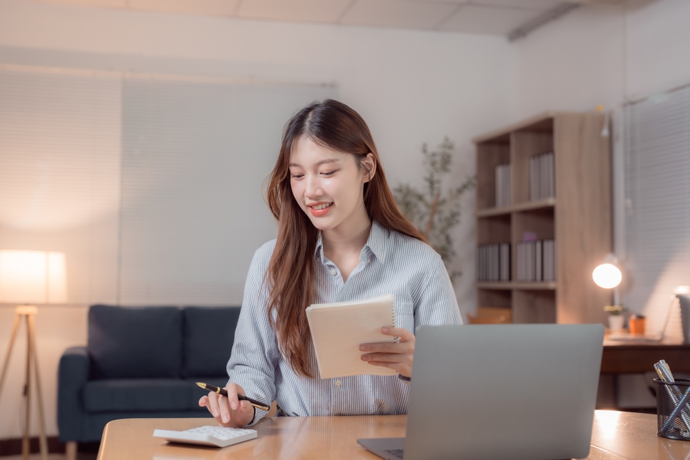 หญิงสาวคำนวณศักยภาพกู้ซื้อคอนโดได้เท่าไหร่ จากเงินเดือน