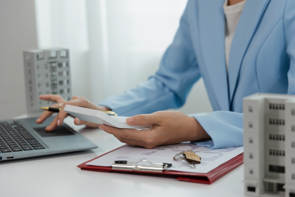 ตัวแทนธนาคารกำลังให้คำปรึกษาเกี่ยวกับอัตราดอกเบี้ยกู้ซื้อคอนโด