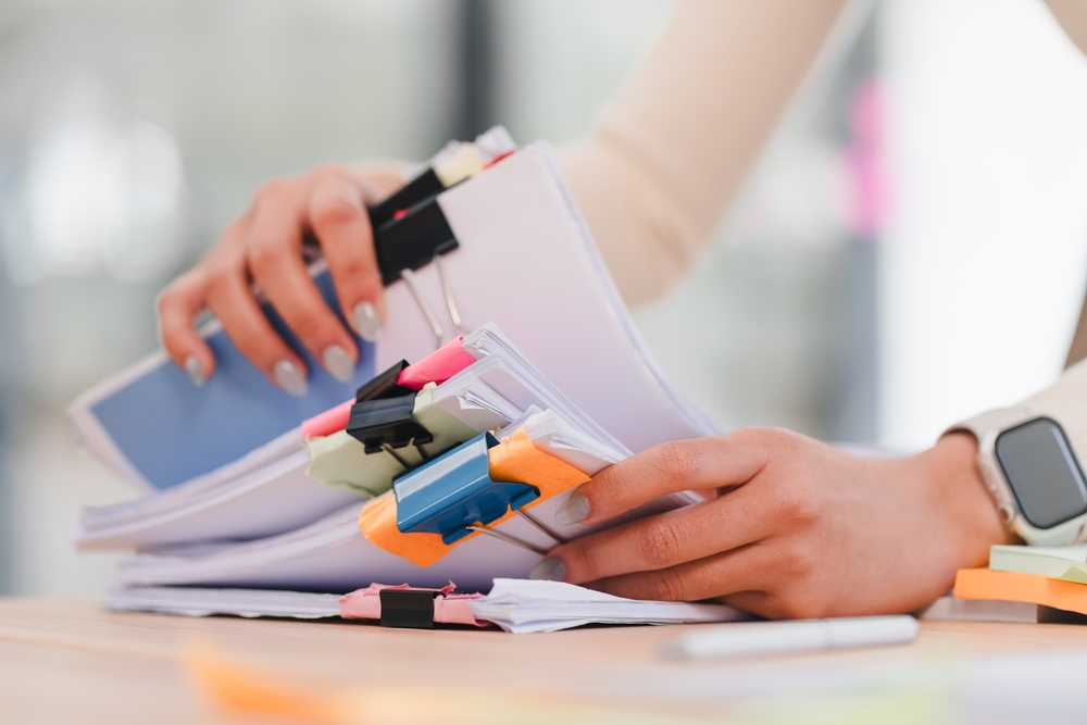 หญิงสาวกำลังเตรียมเอกสารก่อนยื่นกู้ซื้อคอนโด