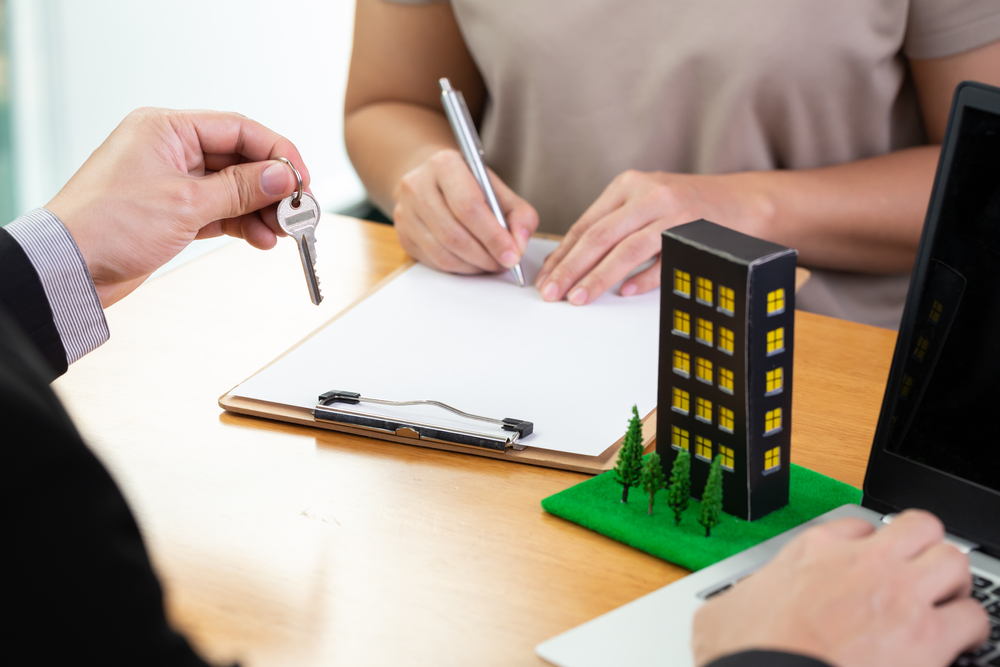 หญิงสาวเซ็นเอกสาร เพื่อทำเรื่องกู้ซื้อคอนโดกับธนาคาร