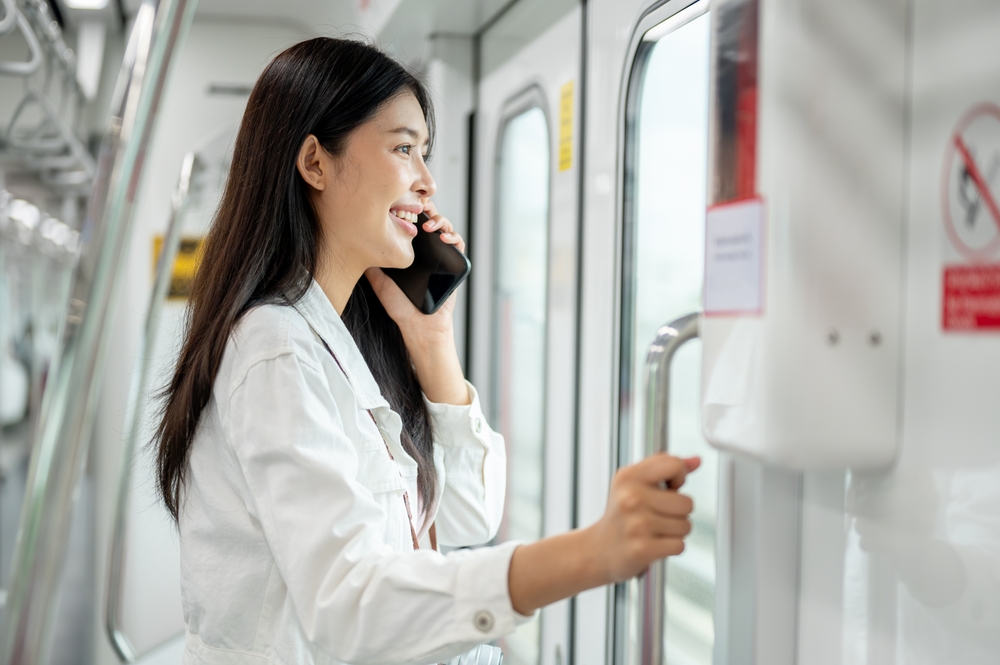 หญิงสาวเดินทางสะดวกจากคอนโดแถวย่านเจริญนคร ด้วยรถไฟฟ้า