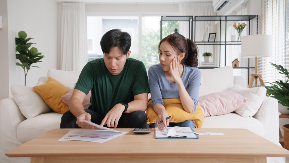 คู่รักกำลังเตรียมเอกสารเพื่อเช็คแบล็คลิสต์หรือประวัติเครดิตบูโร