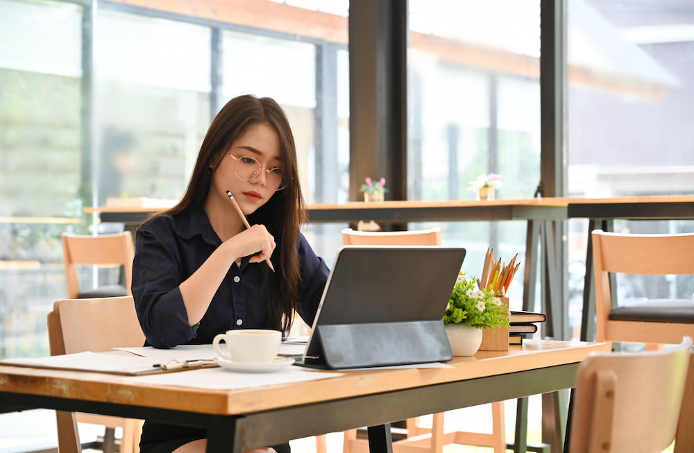 หนึ่งในสิ่งที่คอนโดกับหอต่างกันยังไง คือเรื่องของพื้นที่ Co-working space ที่เงียบสงบ 