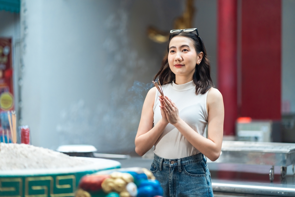 ผู้หญิงไหว้เจ้าที่กลางแจ้ง