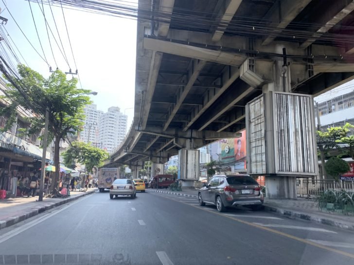 สะพานข้ามแยกบางกะปิ.jpg