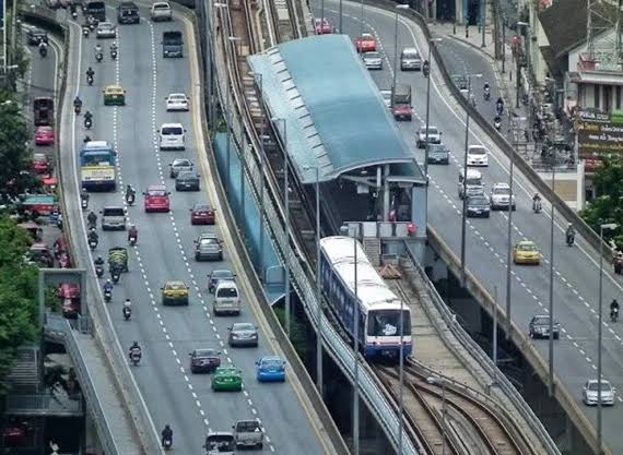 ทุบสะพานตากสิน.jpg