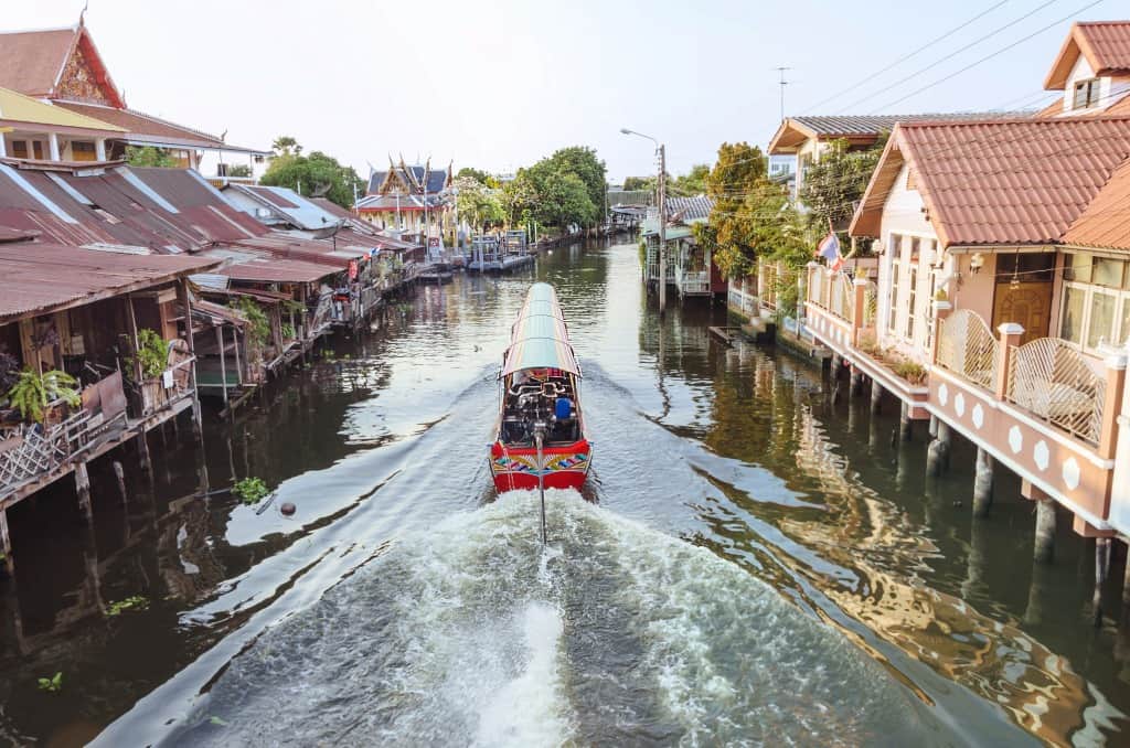 เรือหางยาวในคลองบางหลวง ตลาดน้ำในย่านท่าพระ