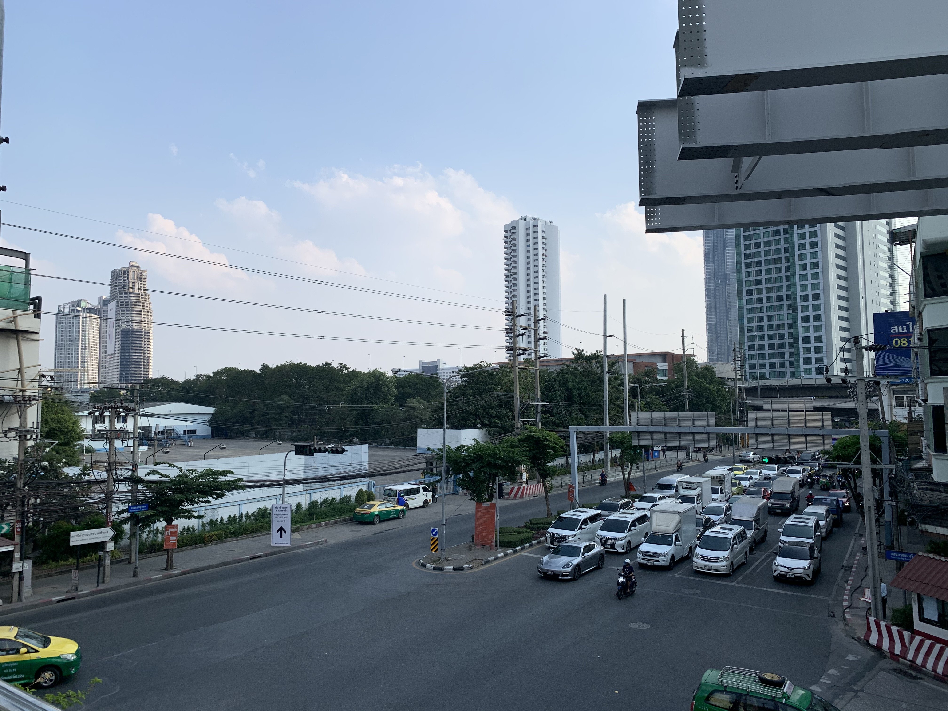 รถไฟฟ้าสายสีทอง-2.jpg