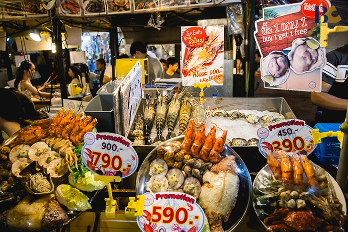 ร้านอาหารซีฟู้ดในตลาดรถไฟรัชดา ใกล้ MRT ศูนย์วัฒนธรรม ย่านพระราม 9.jpg