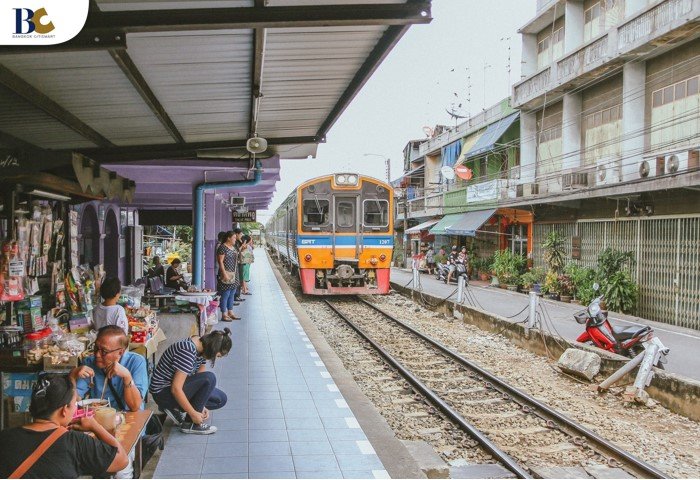 ทางรถไฟย่านตลาดพลู.jpg